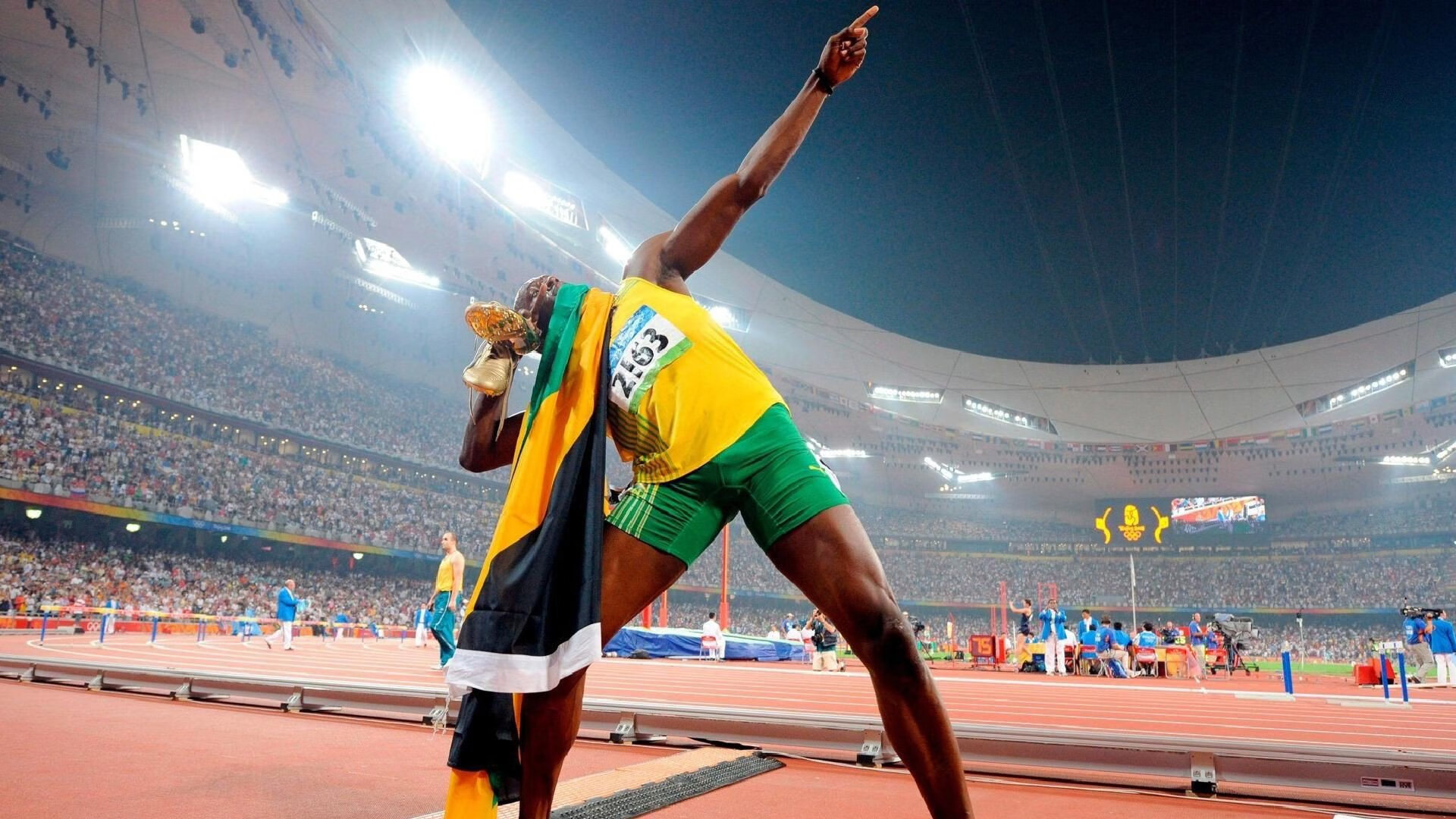 “三叉湖水上救生赛：选手在水中展开与时间赛跑的较量”